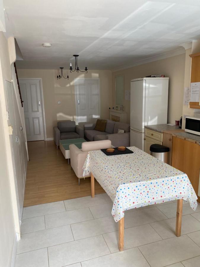 Single Room Only For One Adult Southall Exterior photo