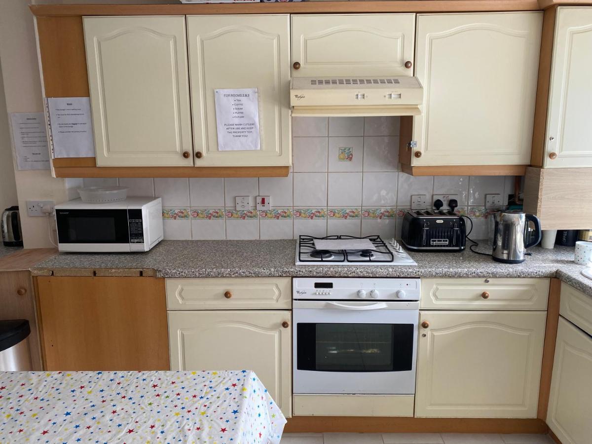 Single Room Only For One Adult Southall Exterior photo